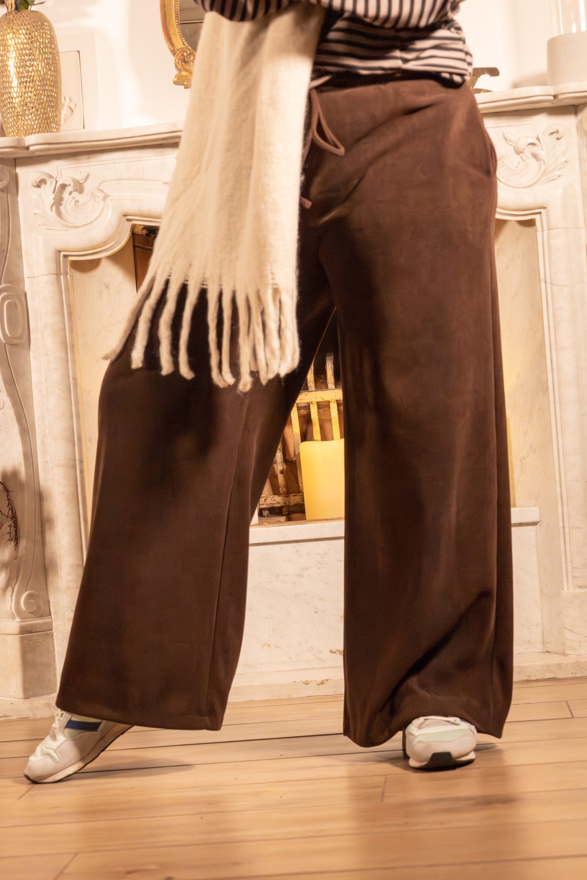 Bruine wijde broek met casual stijl, gecombineerd met een witte sjaal.