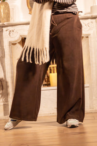 Bruine wijde broek met casual stijl, gecombineerd met een witte sjaal.