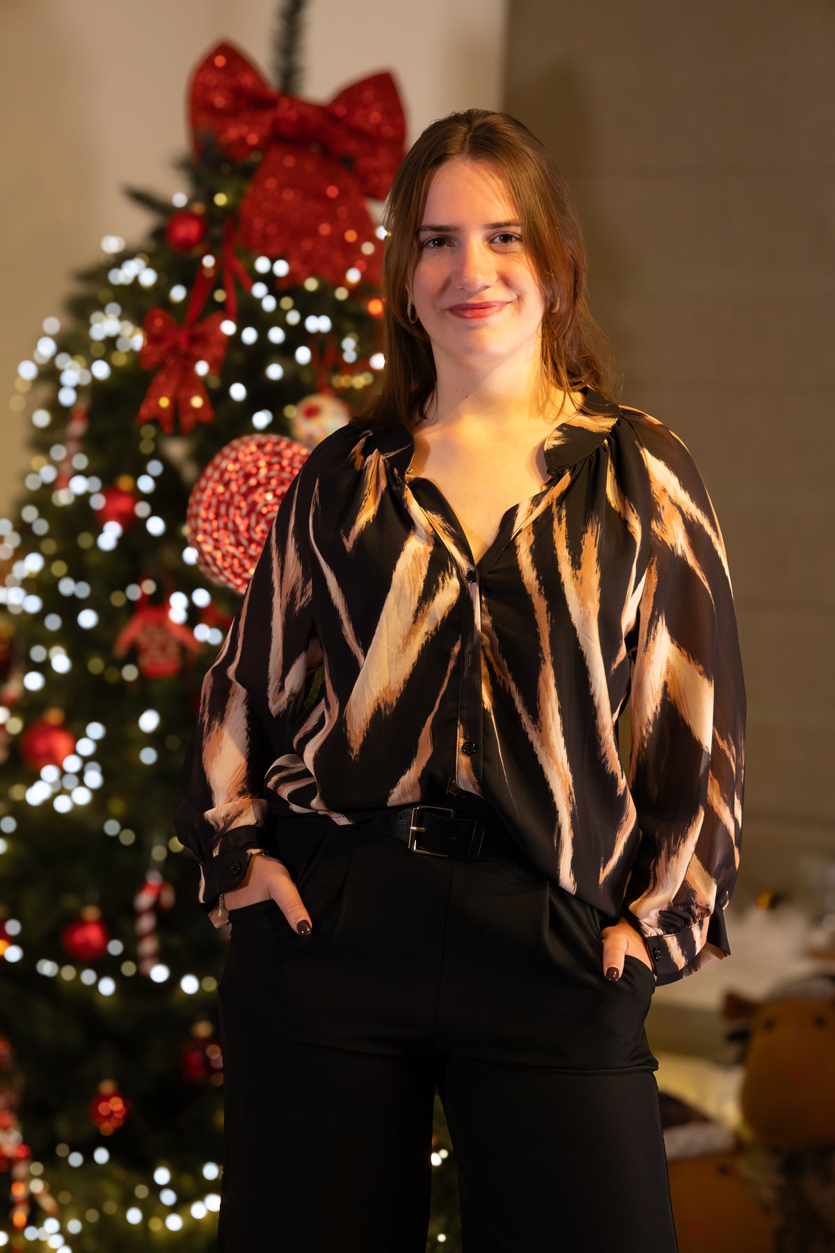 Zwart shirt met een abstracte print, casual stijl, gedragen door een model bij een kerstboom.