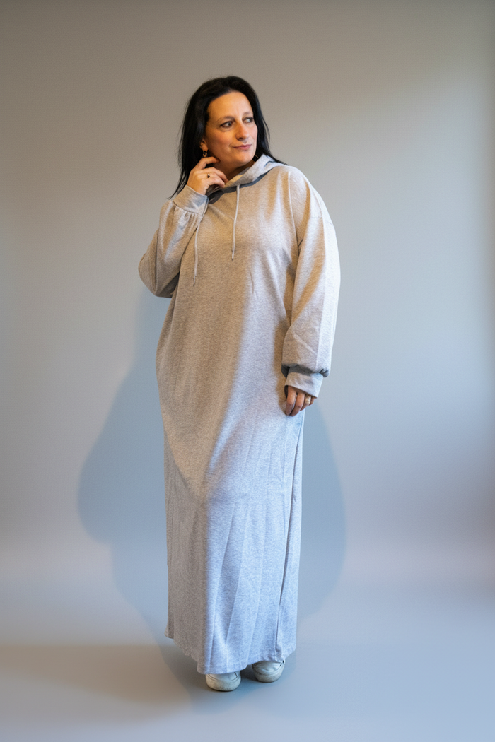 Grijze lang shirtdress met capuchon, casual stijl, gedragen door model in lichte setting.