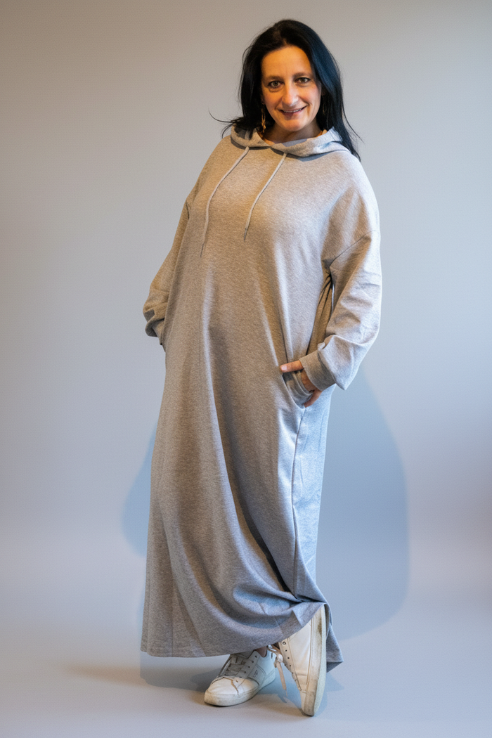 Grijze hoodie jurk met zakken, casual en comfortabele stijl, gedragen door model.