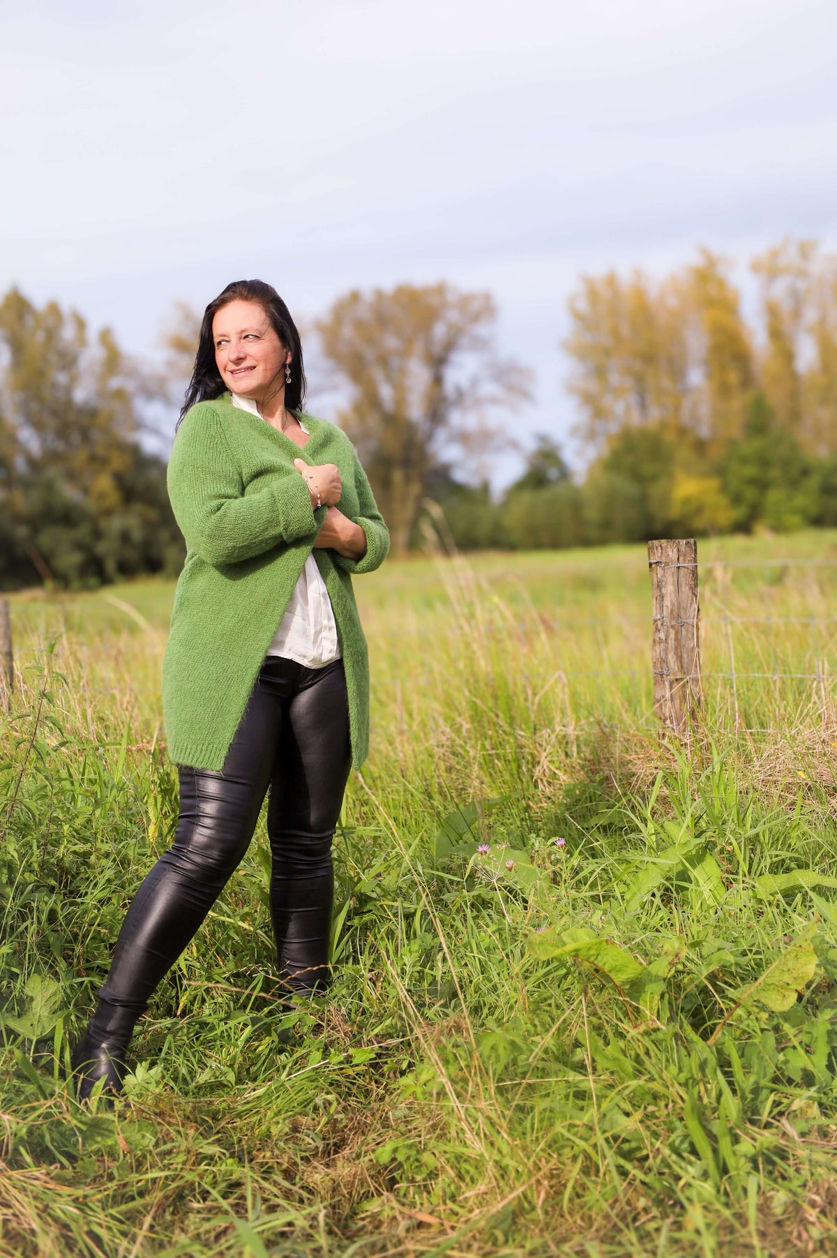 Model draagt hier lange groene gilet van Terra di Siena met stoere leatherlookbroek