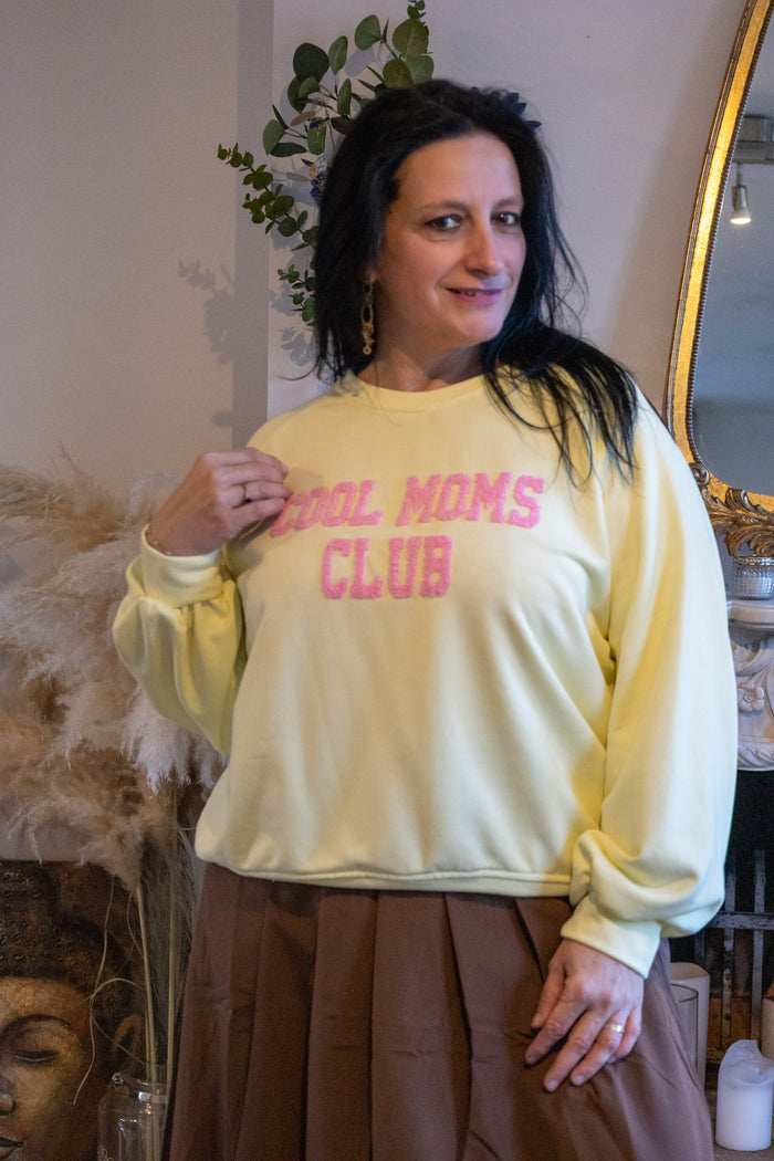 Geel sweatshirt met de tekst 'Cool Moms Club', casual stijl, perfect voor moeders.