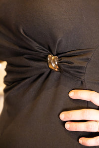 Zwarte jurk met elegante ruches en ringdetail, vrouwelijke stijl