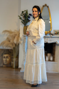 Elegante, witte jurk met kantafwerking en lange mouwen, perfect voor casual en feestelijke gelegenheden.