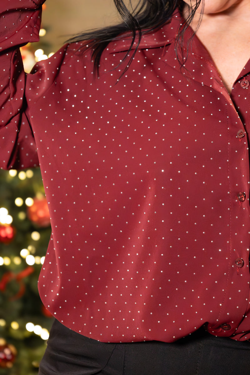 Bordeauxkleurige blouse met witte stippen, chic en elegant voor speciale gelegenheden.