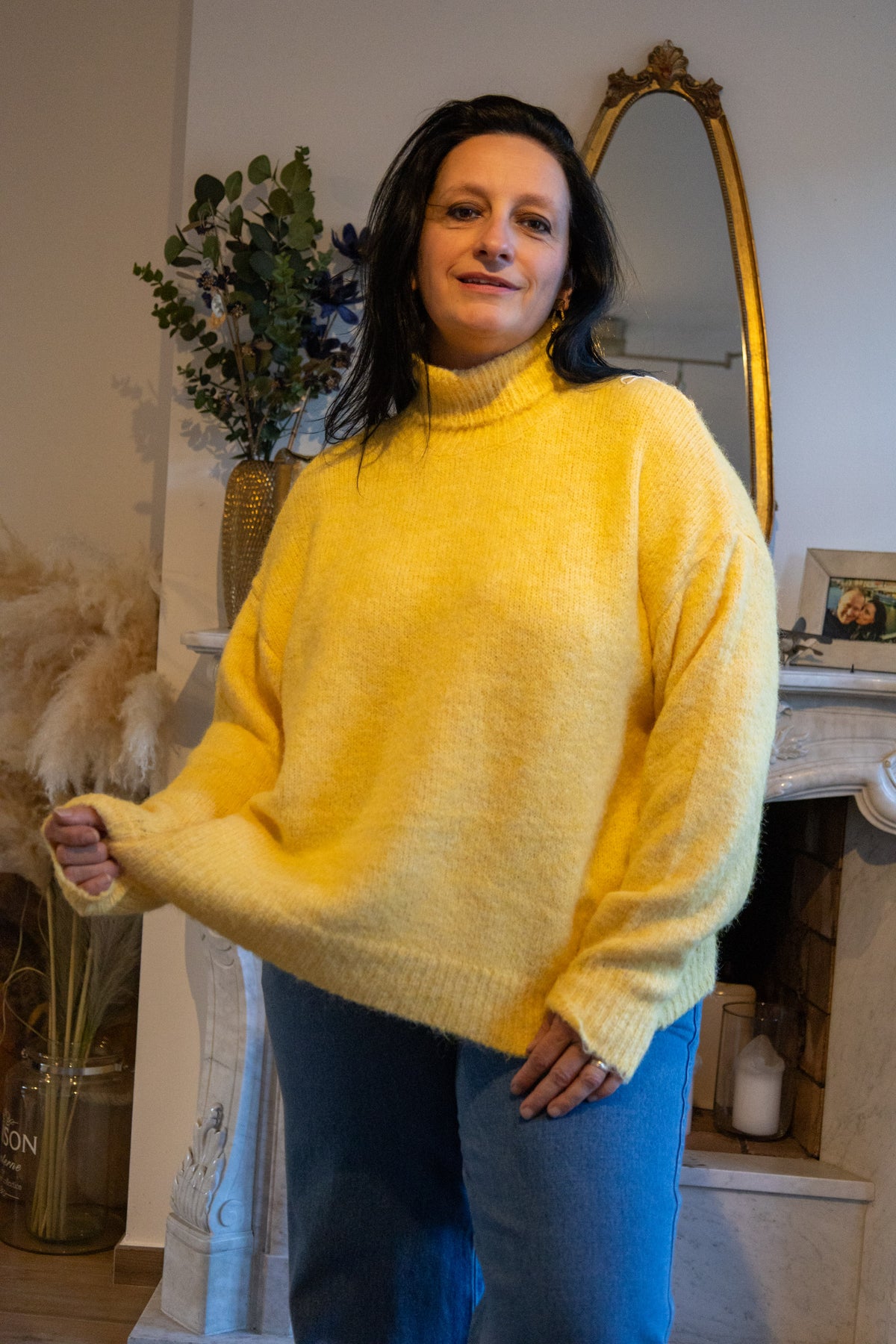 Verwarmende gele trui met hoge kraag, perfect voor een casual stijl in de winter.