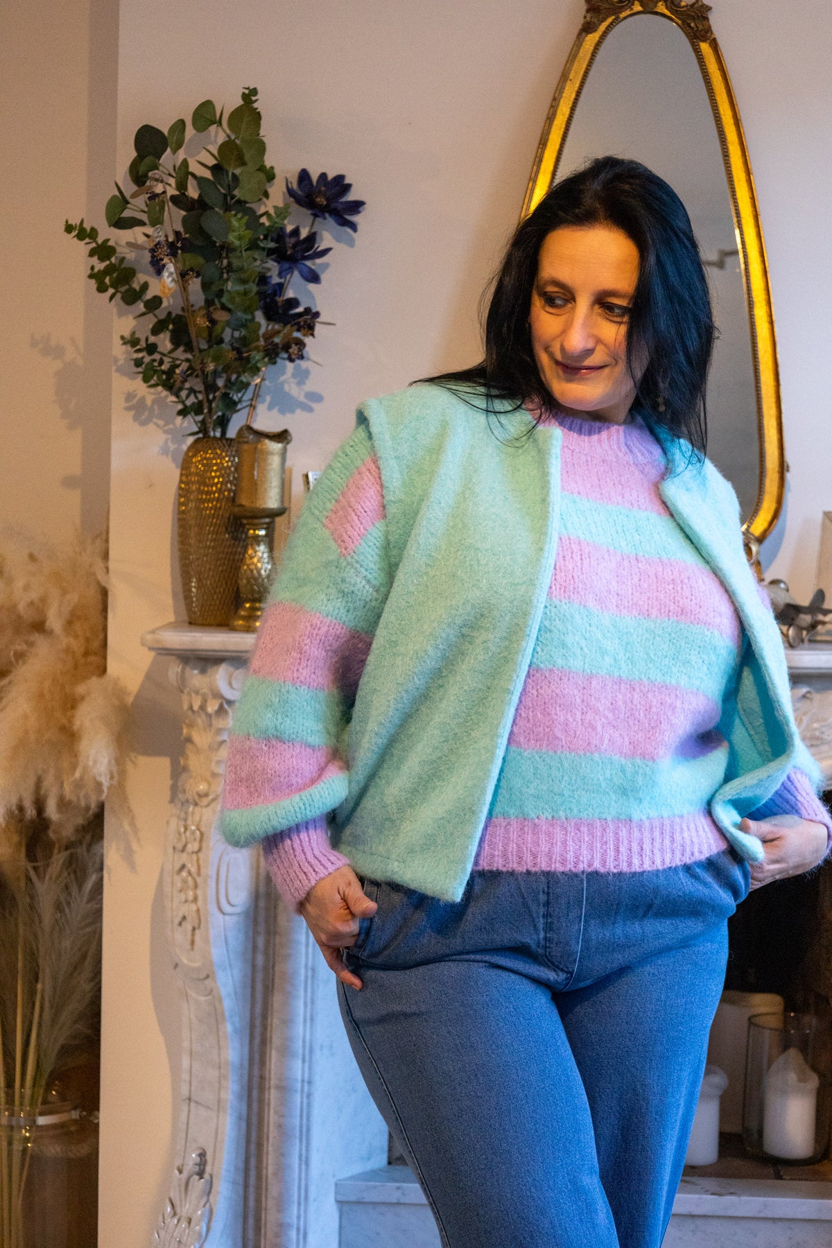 Lichtgroene en roze gestreepte trui met pofmouwen, casual stijl met jeans.