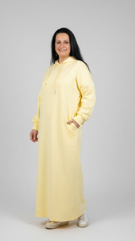 Gele oversized hoodie gedragen door model, casual en comfortabele stijl.