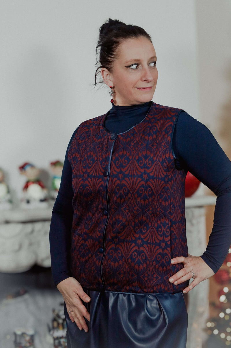 Jacquard gilet in rood en zwart met bijpassende donkerblauwe coltrui