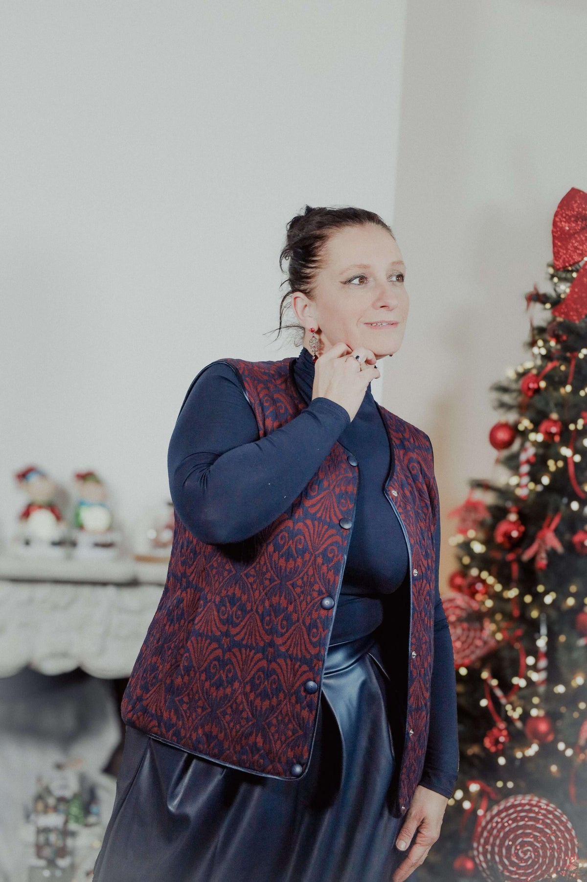 Jacquard gilet in rood en zwart met bijpassende donkerblauwe coltrui