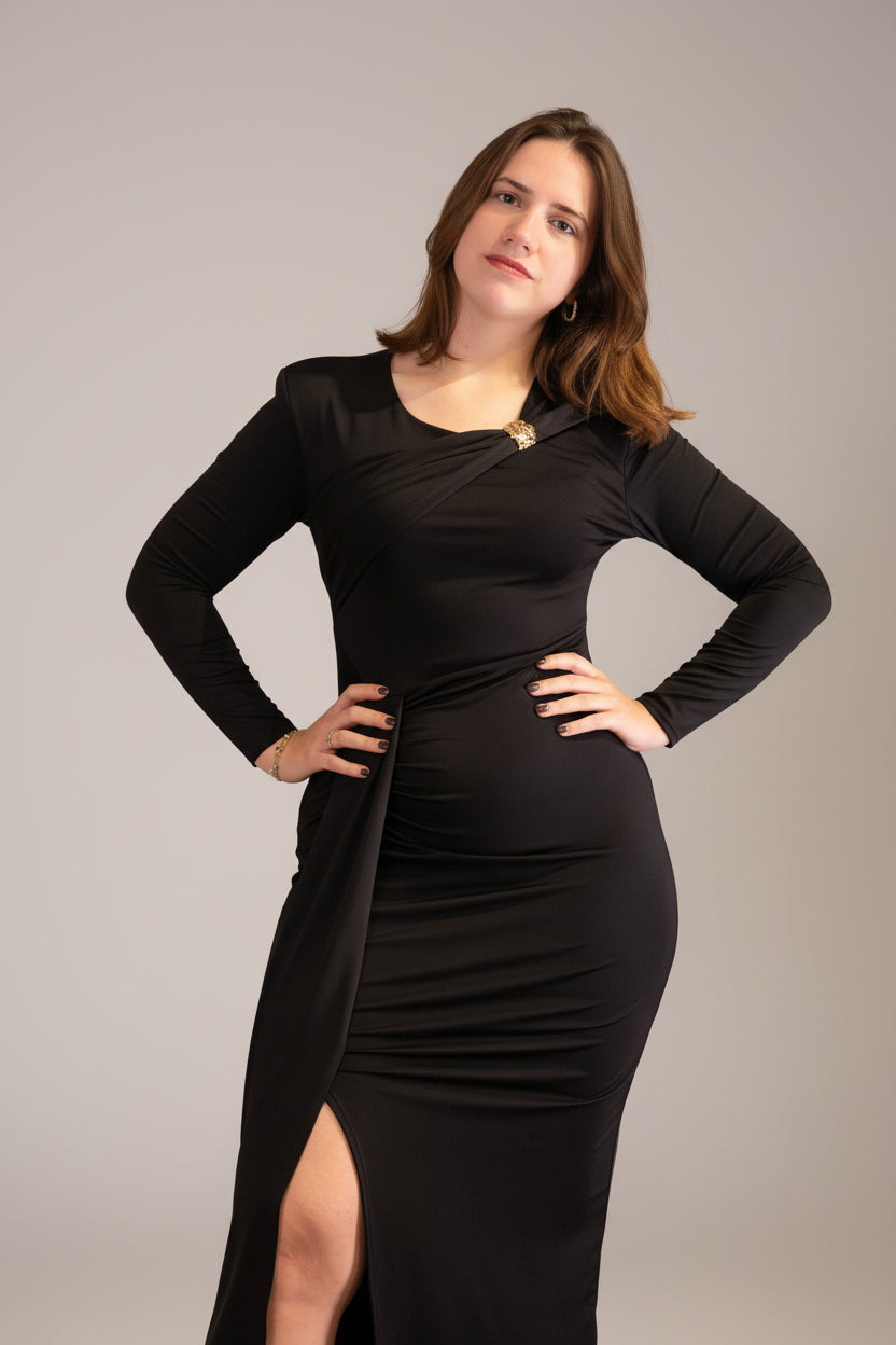 Zwart elegant jurkje met lange mouwen en split, feestelijke uitstraling bij kerstboom.