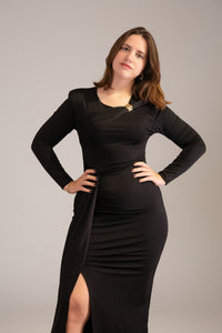 Zwart elegant jurkje met lange mouwen en split, feestelijke uitstraling bij kerstboom.