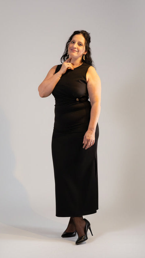 Zwart sleefrok met gouden details, elegant model voor feestelijke gelegenheid.