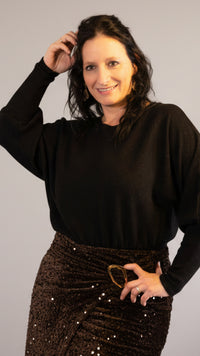 Zwart glanzend shirt met pofmouwen en een glinsterende bronskleurige rok, feestelijke look.