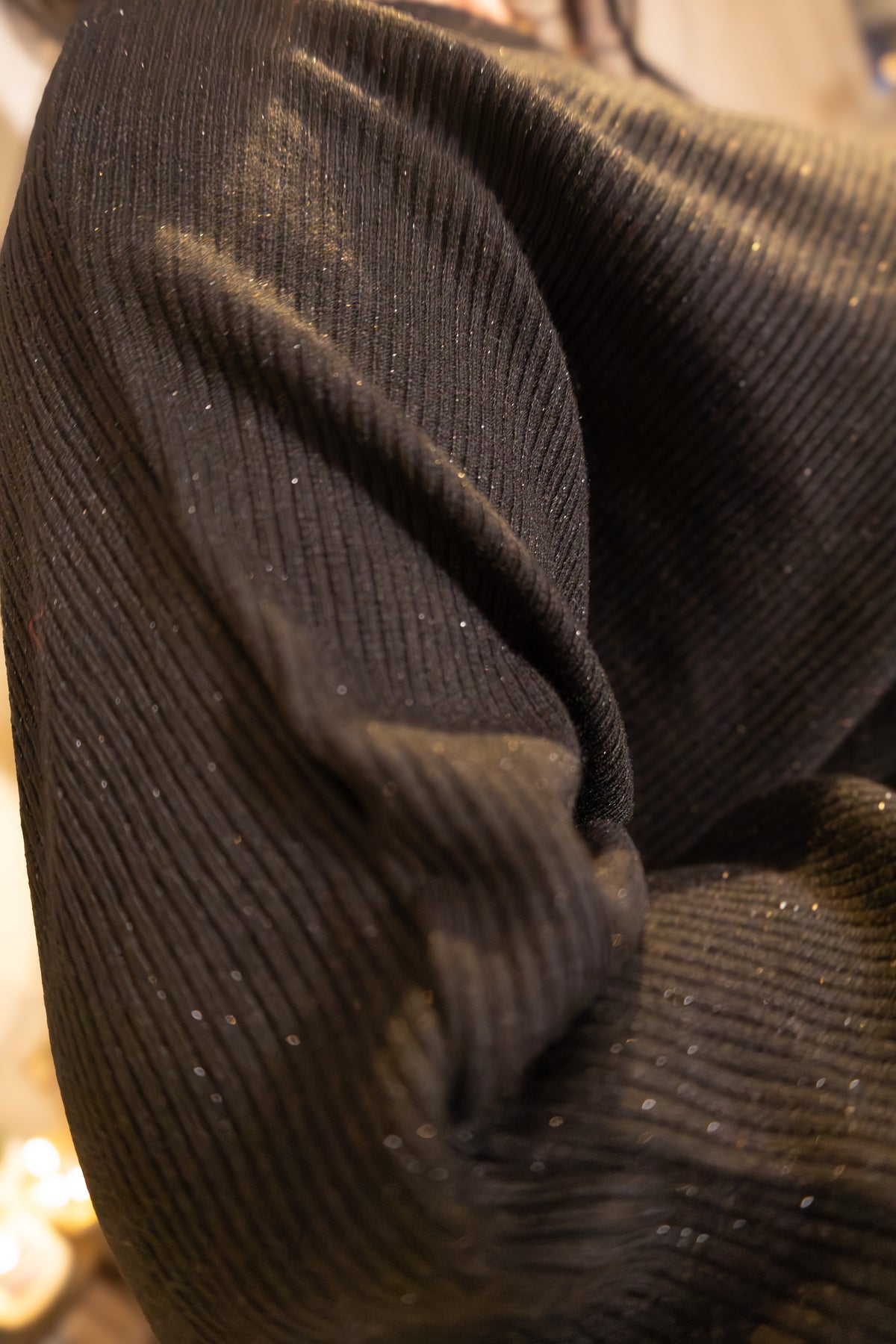 Zwarte ribstof trui met glinsterende draad, casual en trendy look.