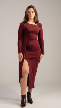 Bordeaux avondjurk met split, elegant en trendy, perfect voor feestjes.