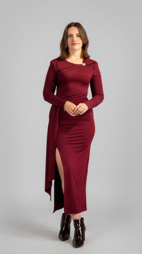 Bordeaux rood, elegant avondjurk met split, model poseert voor kerstboom