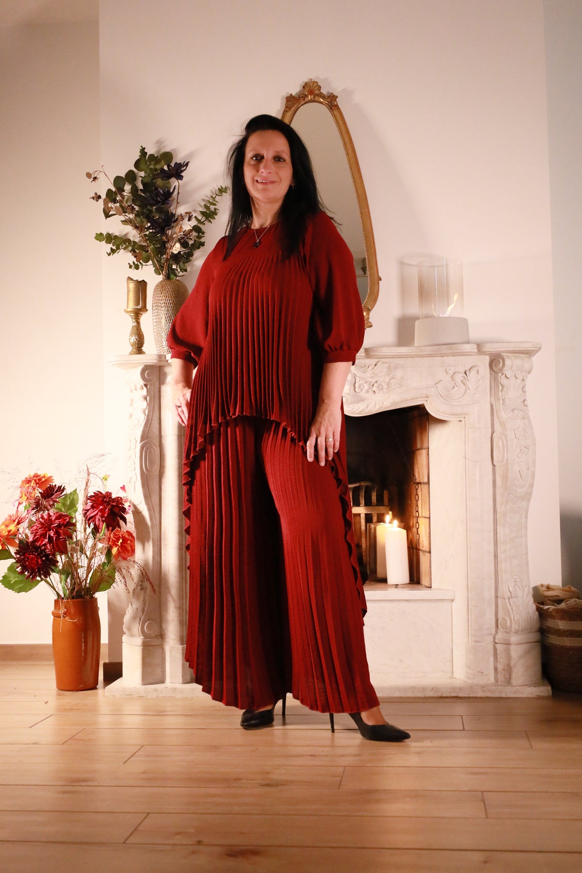 Largo – bordeauxrode plisséset met top en broek, Dolci Giorni collectie bij She&Me, damesmode Duffel, Lier, Mechelen.