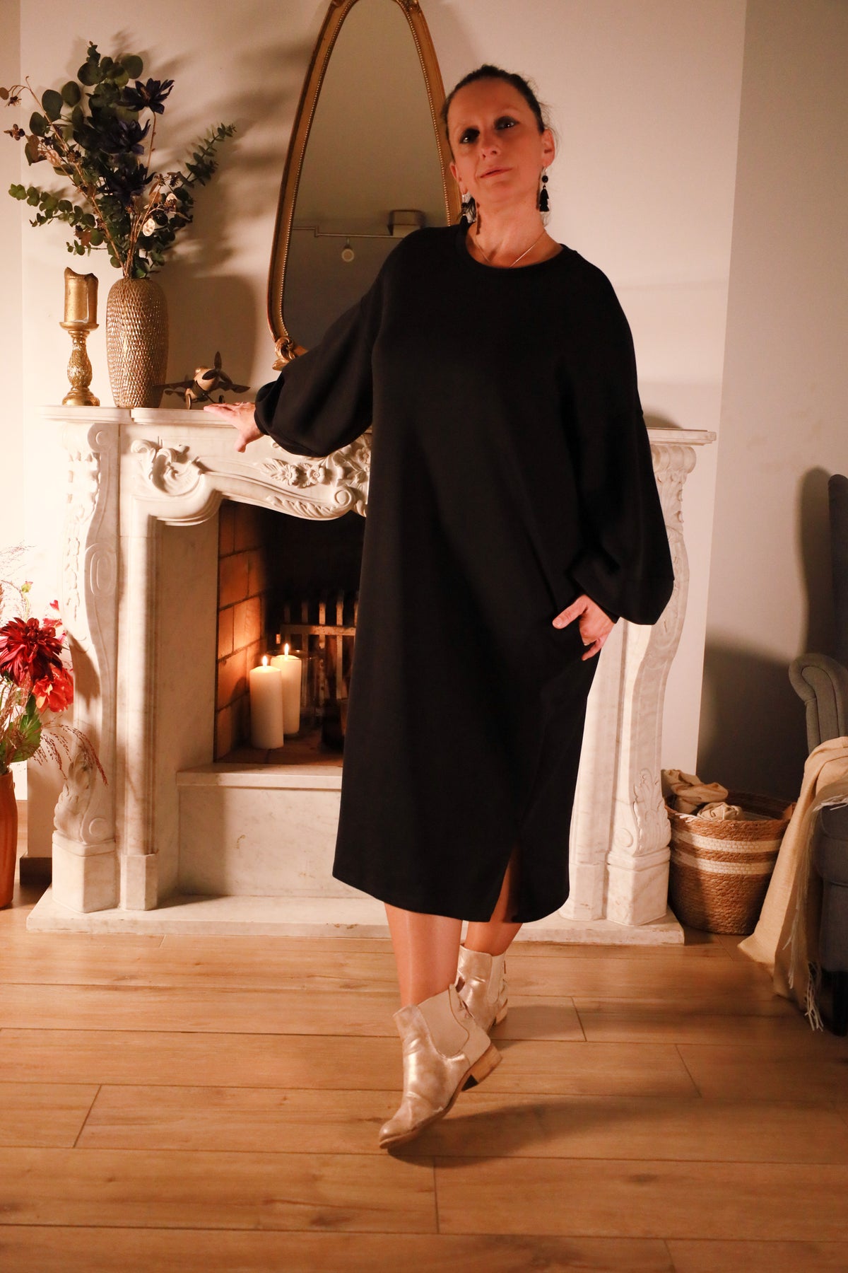 Laslo – zwarte oversized jurk van Mooij in zachte stof met steekzakken, damesmode She&Me Duffel, Lier, Mechelen.