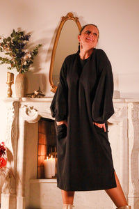 Laslo – zwarte oversized jurk van Mooij in zachte stof met steekzakken, damesmode She&Me Duffel, Lier, Mechelen.