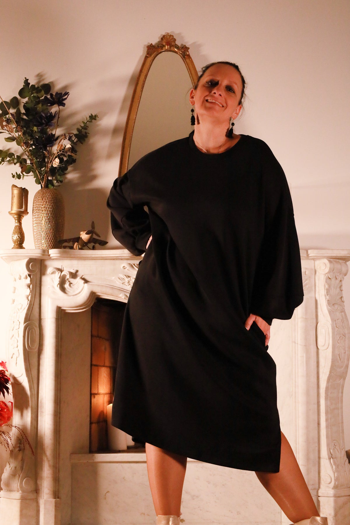 Laslo – zwarte oversized jurk van Mooij in zachte stof met steekzakken, damesmode She&Me Duffel, Lier, Mechelen.