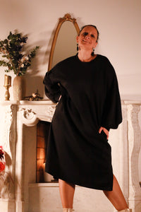 Laslo – zwarte oversized jurk van Mooij in zachte stof met steekzakken, damesmode She&Me Duffel, Lier, Mechelen.