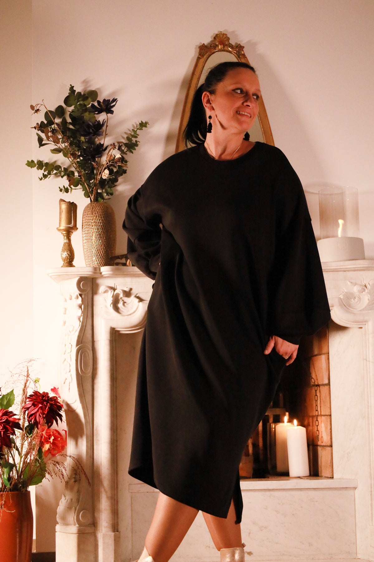 Laslo – zwarte oversized jurk van Mooij in zachte stof met steekzakken, damesmode She&Me Duffel, Lier, Mechelen.