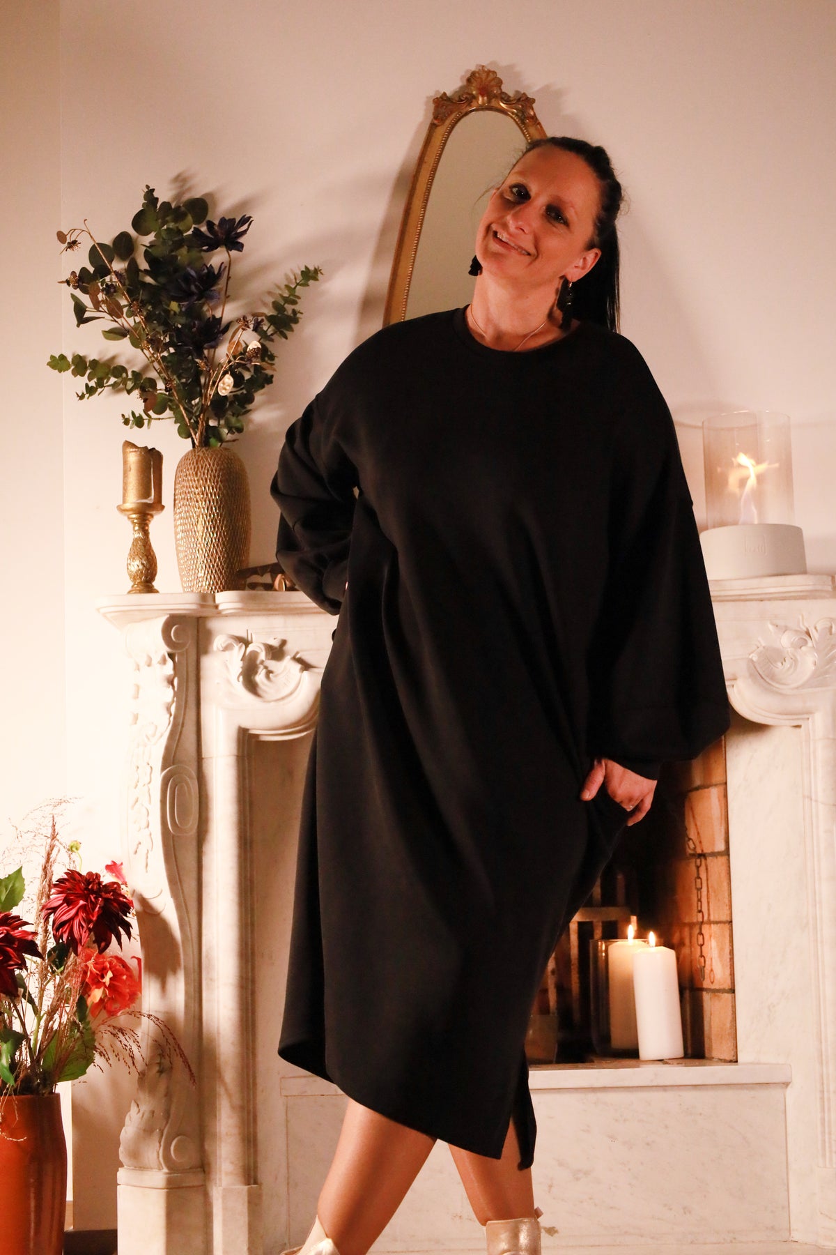 Laslo – zwarte oversized jurk van Mooij in zachte stof met steekzakken, damesmode She&Me Duffel, Lier, Mechelen.