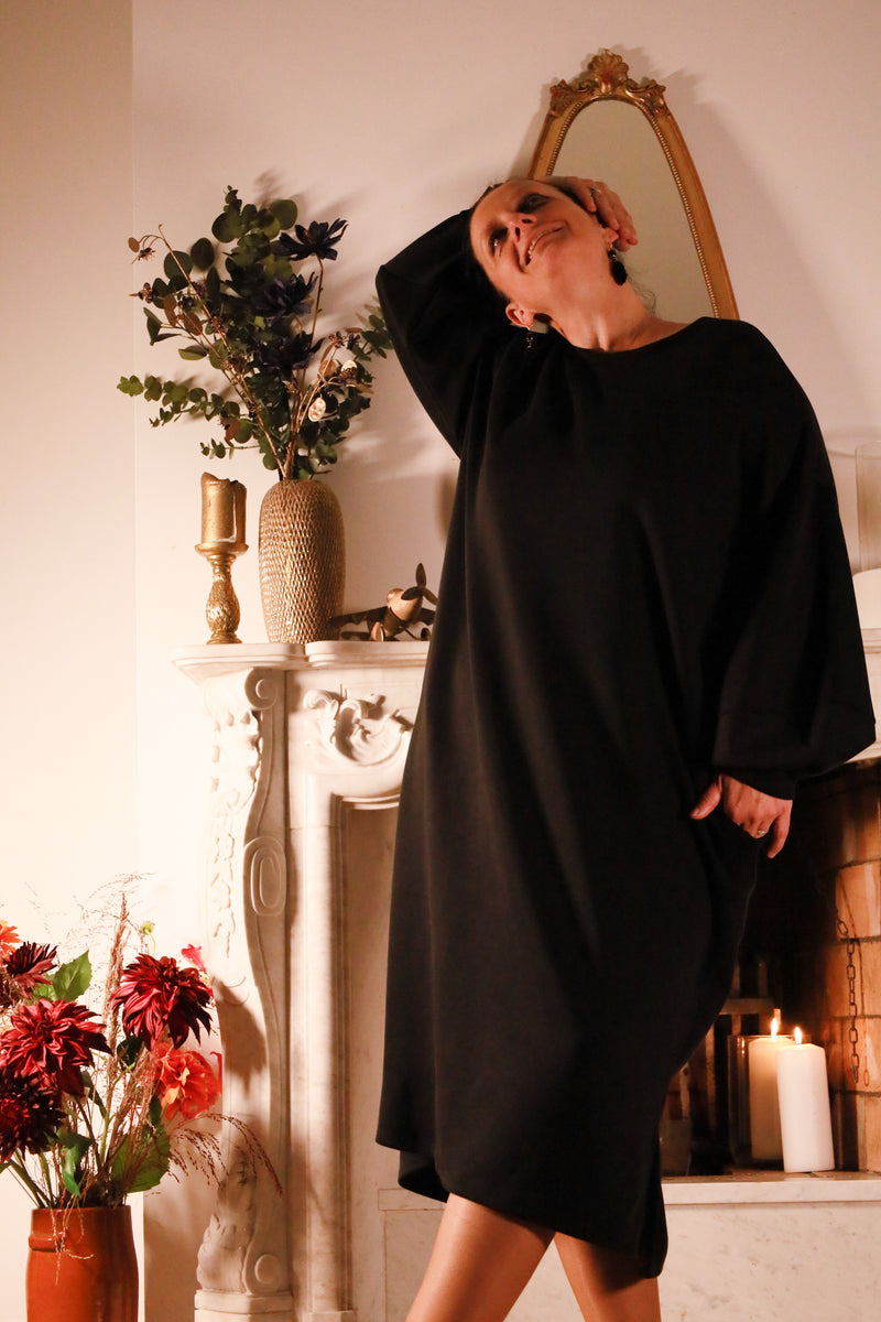 Laslo – zwarte oversized jurk van Mooij in zachte stof met steekzakken, damesmode She&Me Duffel, Lier, Mechelen.