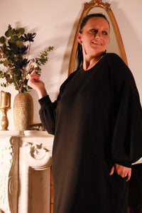 Laslo – zwarte oversized jurk van Mooij in zachte stof met steekzakken, damesmode She&Me Duffel, Lier, Mechelen.