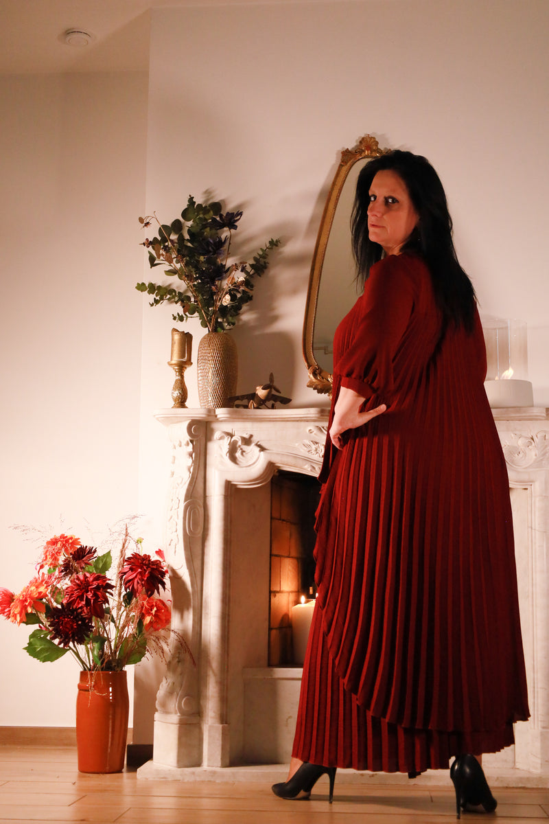 Largo – bordeauxrode plisséset met top en broek, Dolci Giorni collectie bij She&Me, damesmode Duffel, Lier, Mechelen.