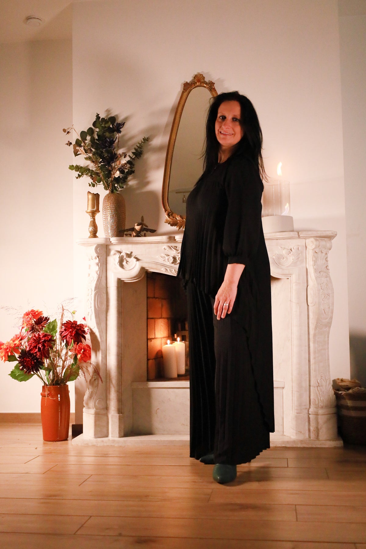 Largo – zwarte plisséset met top en broek, Dolci Giorni collectie bij She&Me, damesmode Duffel, Lier, Mechelen.