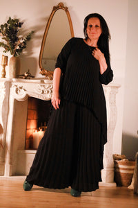 Largo – zwarte plisséset met top en broek, Dolci Giorni collectie bij She&Me, damesmode Duffel, Lier, Mechelen.