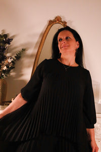 Largo – zwarte plisséset met top en broek, Dolci Giorni collectie bij She&Me, damesmode Duffel, Lier, Mechelen.