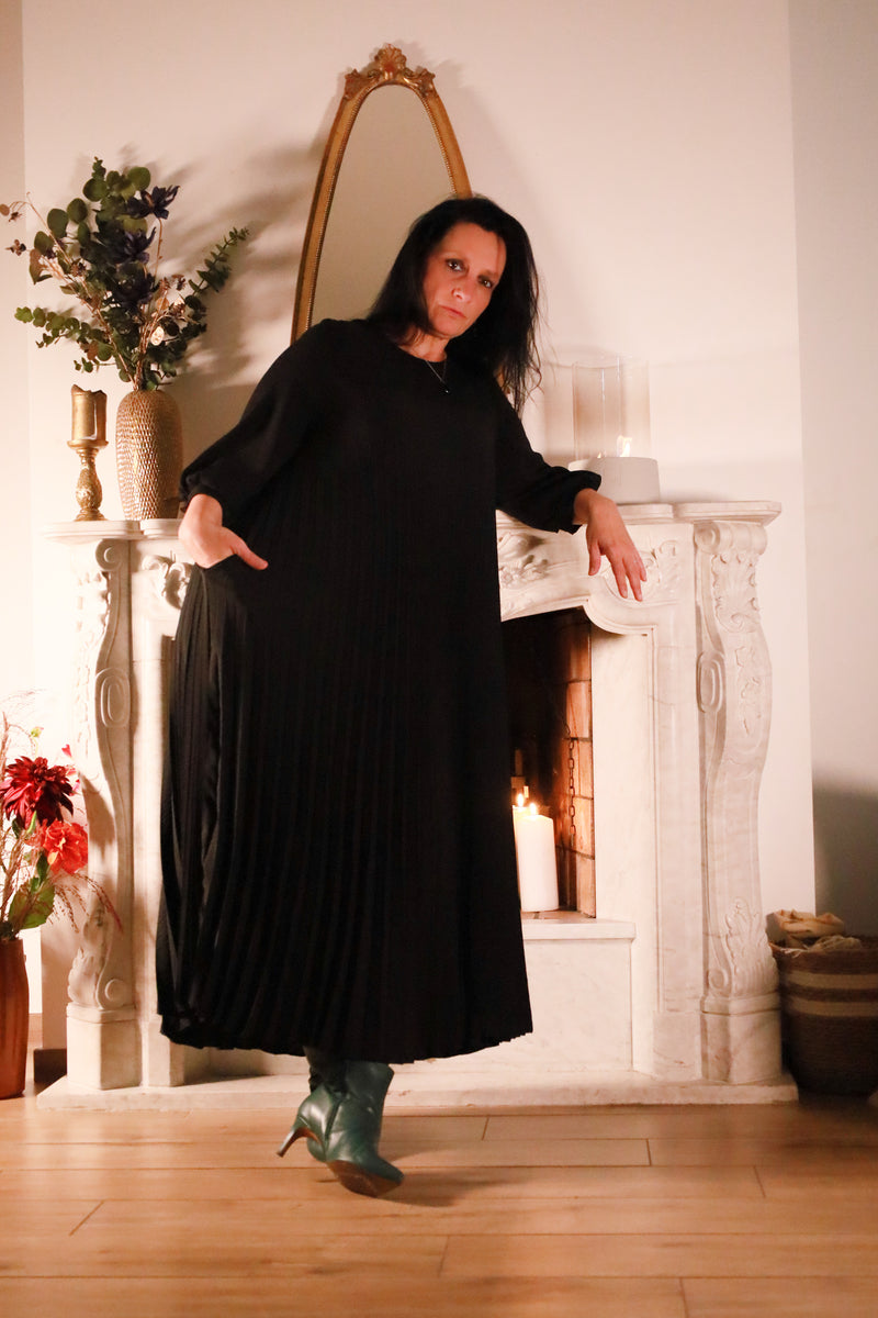 Gusto – zwarte plisséjurk uit de Dolci Giorni collectie van She&Me, damesmode Duffel, Lier, Mechelen.