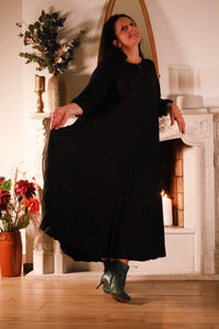 Gusto – zwarte plisséjurk uit de Dolci Giorni collectie van She&Me, damesmode Duffel, Lier, Mechelen.