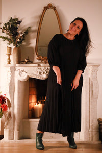 Gusto – plisséjurk in zwart