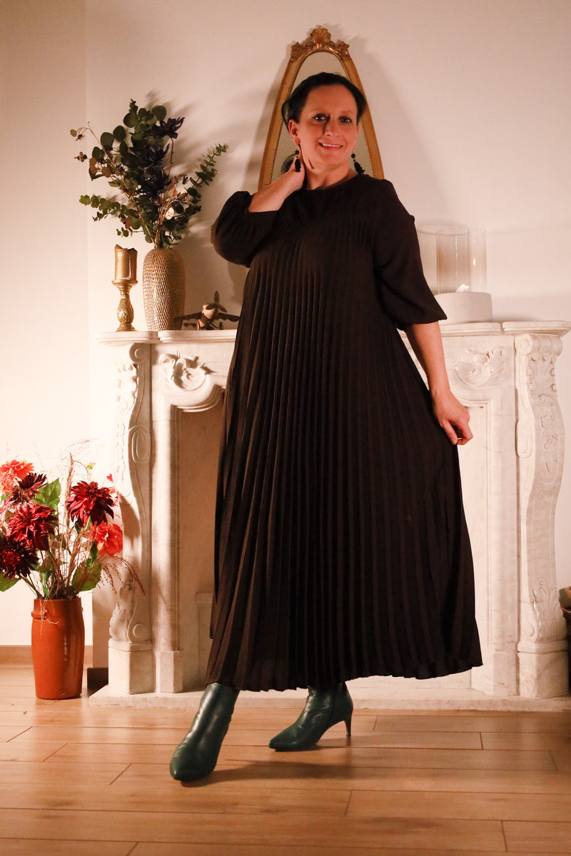 Gusto – lange chocoladebruine plisséjurk uit de Dolci Giorni collectie van She&Me, damesmode Duffel, Lier, Mechelen.