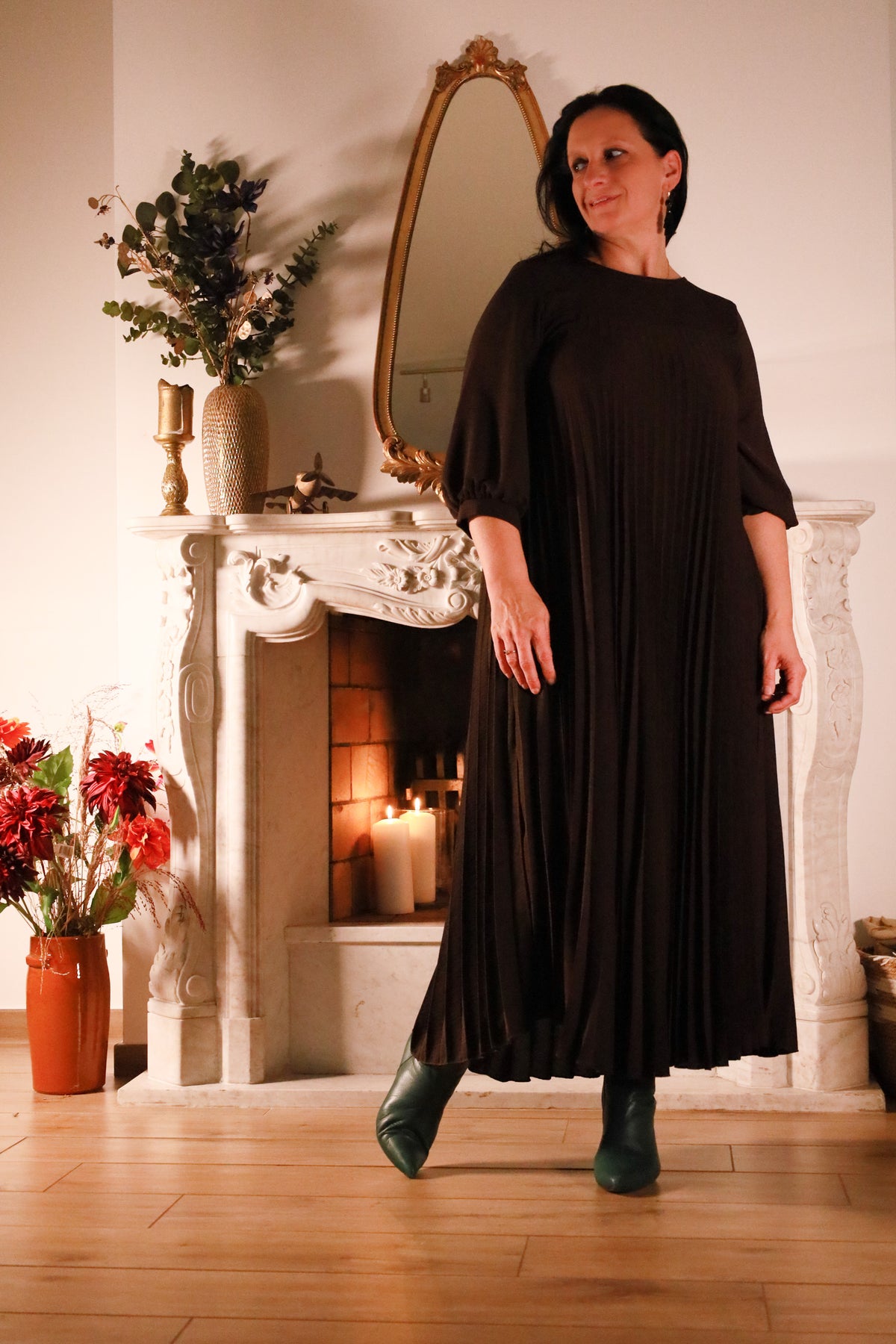 Gusto – lange chocoladebruine plisséjurk uit de Dolci Giorni collectie van She&Me, damesmode Duffel, Lier, Mechelen.