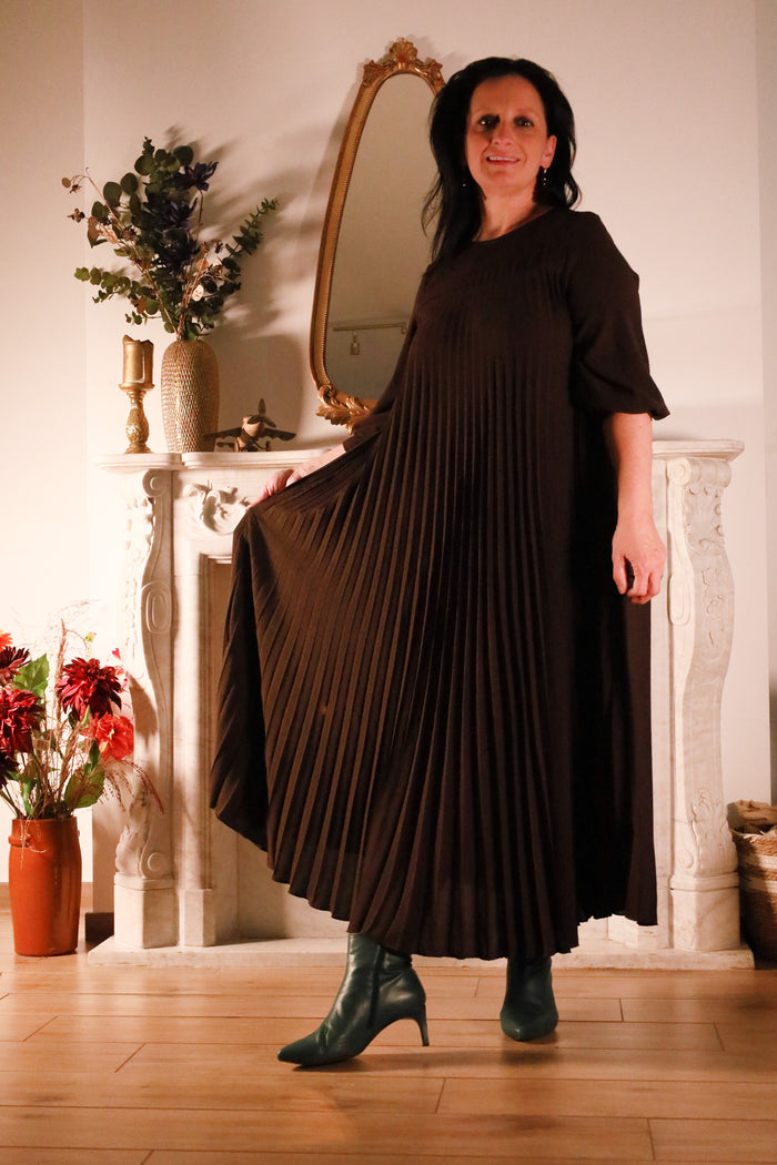 Gusto – lange chocoladebruine plisséjurk uit de Dolci Giorni collectie van She&Me, damesmode Duffel, Lier, Mechelen.