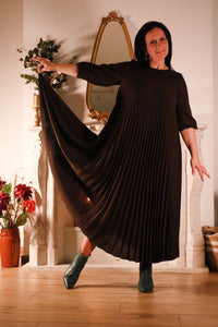 Gusto – lange chocoladebruine plisséjurk uit de Dolci Giorni collectie van She&Me, damesmode Duffel, Lier, Mechelen.