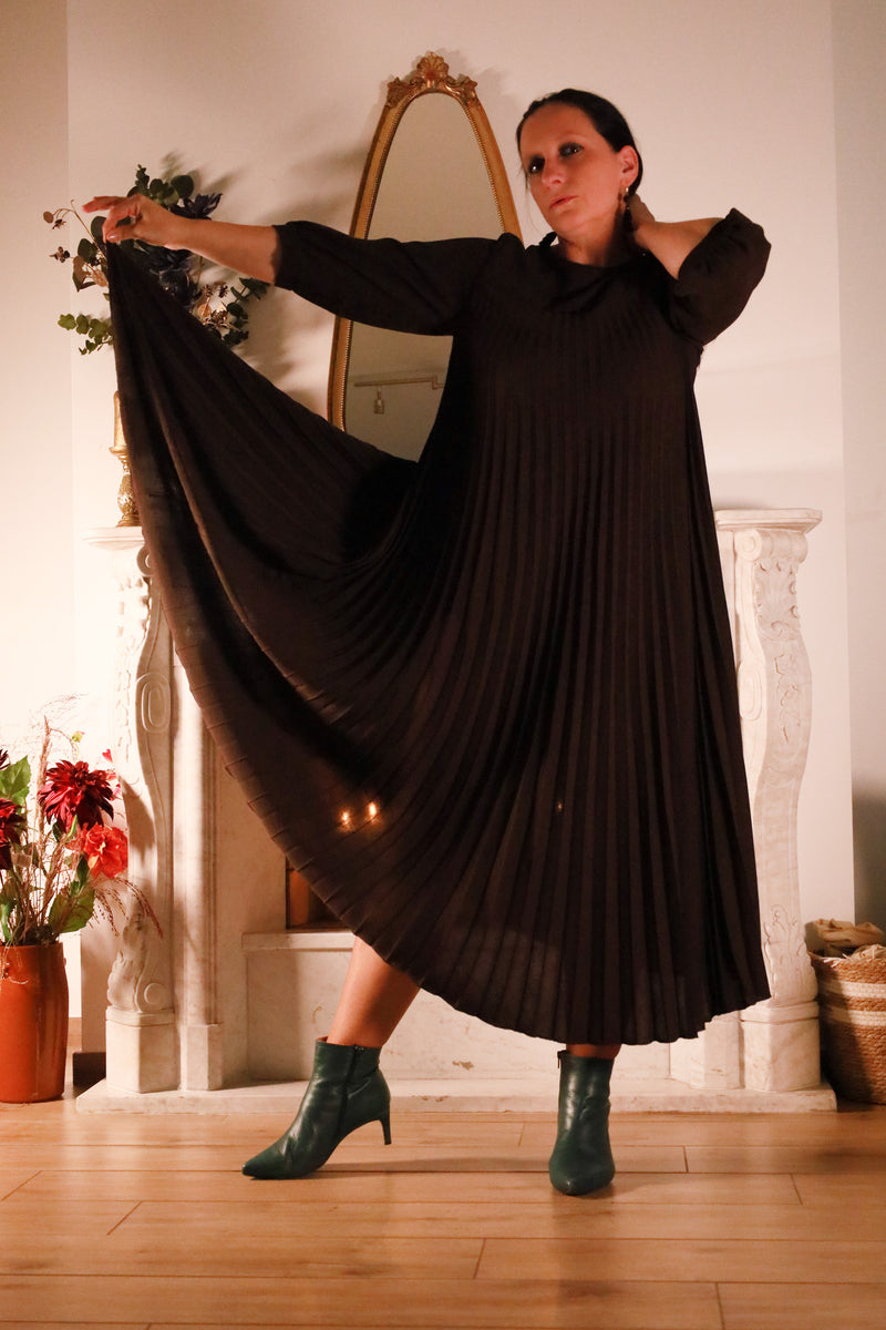 Gusto – lange chocoladebruine plisséjurk uit de Dolci Giorni collectie van She&Me, damesmode Duffel, Lier, Mechelen.