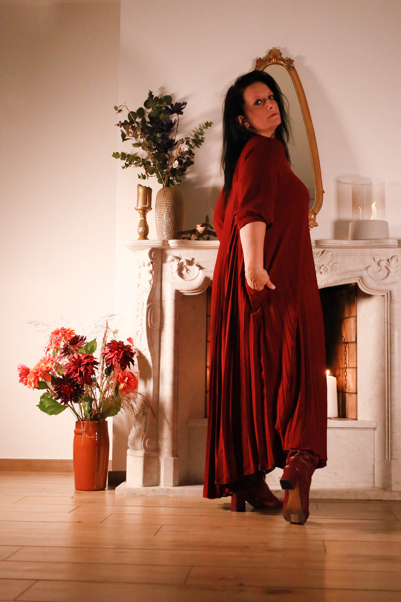 Gusto – bordeauxrode plisséjurk uit de Dolci Giorni collectie bij She&Me, damesmode Duffel, Lier, Mechelen.