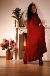 Gusto – bordeauxrode plisséjurk uit de Dolci Giorni collectie bij She&Me, damesmode Duffel, Lier, Mechelen.