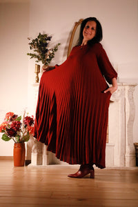 Gusto – bordeauxrode plisséjurk uit de Dolci Giorni collectie bij She&Me, damesmode Duffel, Lier, Mechelen.