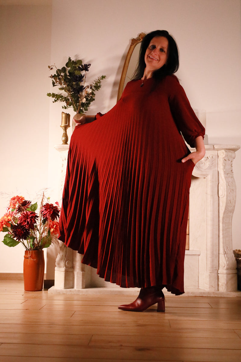 Gusto – bordeauxrode plisséjurk uit de Dolci Giorni collectie bij She&Me, damesmode Duffel, Lier, Mechelen.