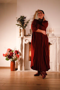 Gusto – plisséjurk in bordeauxrood