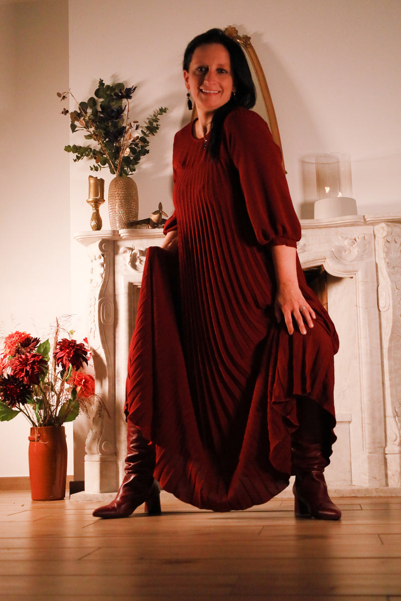 Gusto – bordeauxrode plisséjurk uit de Dolci Giorni collectie bij She&Me, damesmode Duffel, Lier, Mechelen.