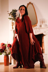 Gusto – bordeauxrode plisséjurk uit de Dolci Giorni collectie bij She&Me, damesmode Duffel, Lier, Mechelen.